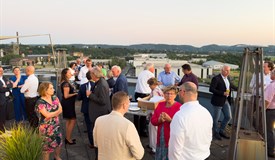 Der wunderschöne Juni-Sommerabend lädt ein, auf der Dachterrasse den Ausblick zu genießen. 