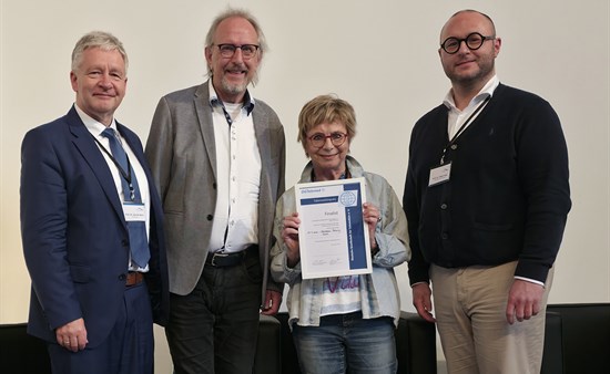 Das ET4Care-Team mit Finalisten-Urkunde – überreicht von Prof. Dr. med. Gernot Marx, DGTelemed-Vorstandsvorsitzender 